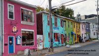 Individueller Stil. Foto von abwechslungreicher bunter Häuserreihe in Halifax, Nova Scotia, Kanada.